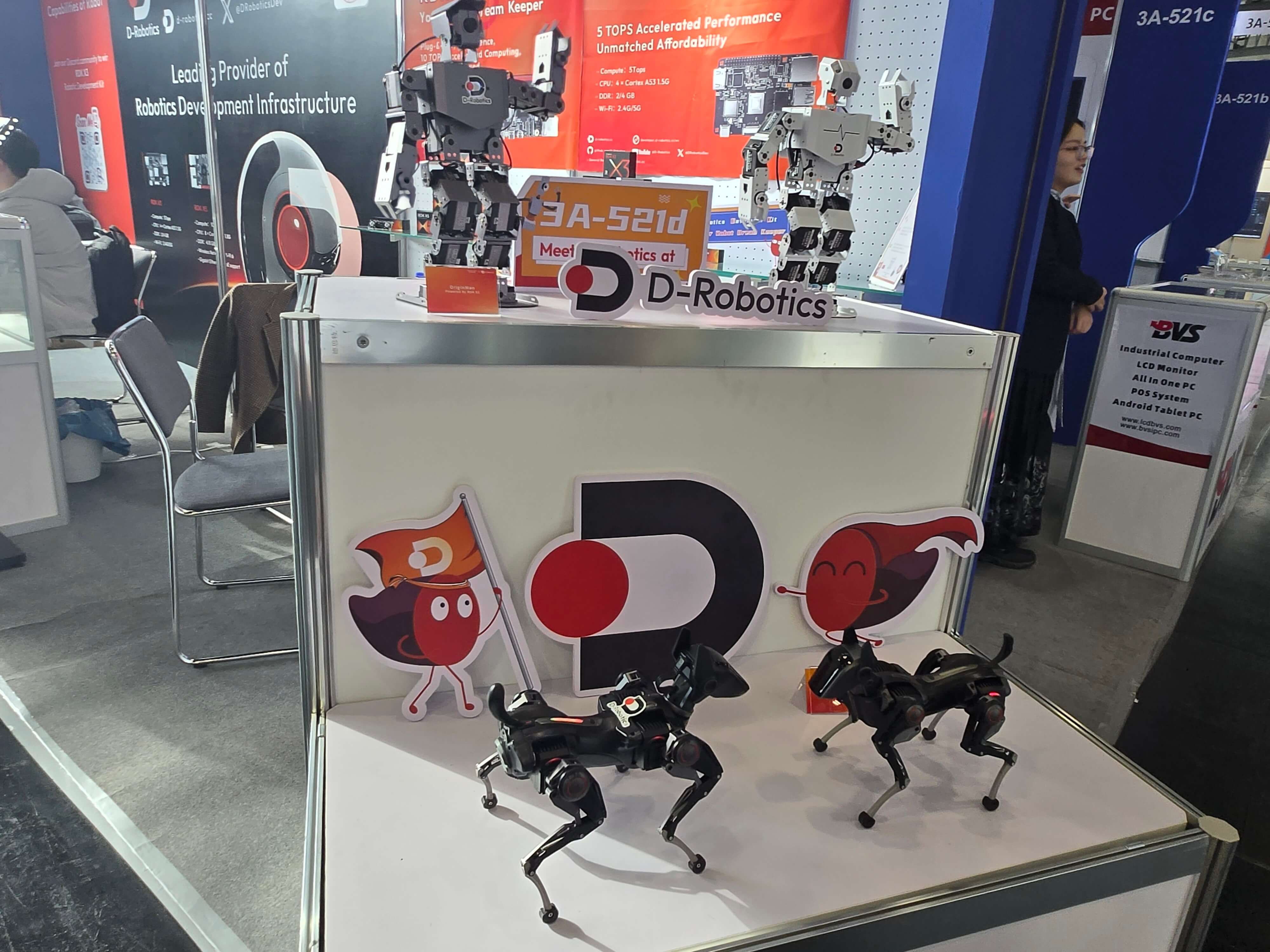 The picture shows the D-Robotics booth, displaying humanoid robots and robotic dogs, presenting a variety of robotic products.